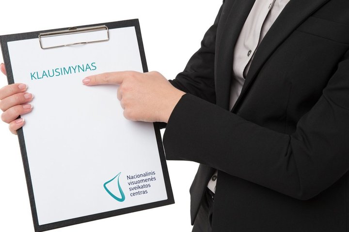Vyras laiko rankose dokumentų aplanką