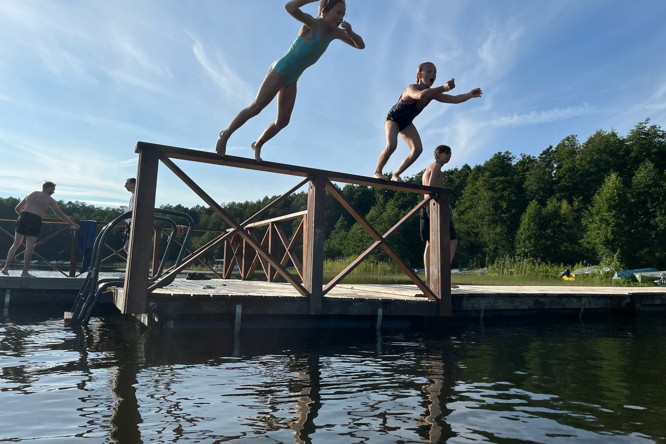 2 vaikai šoka nuo tiltelio į ežerą