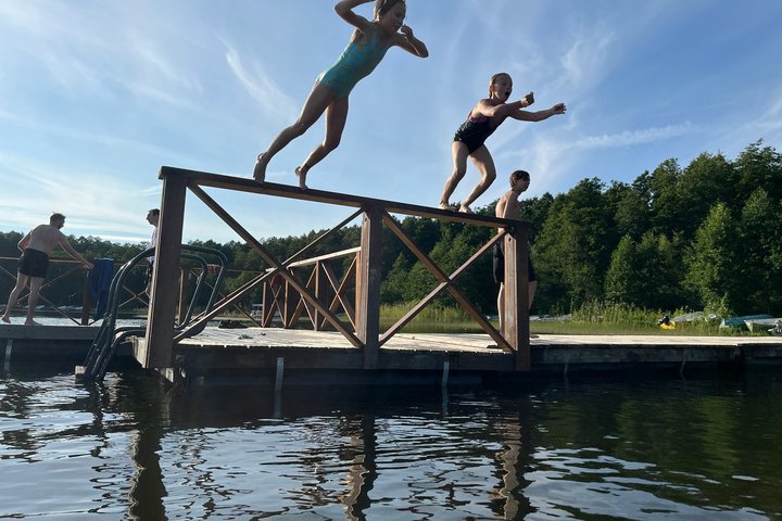 2 vaikai šoka nuo tiltelio į ežerą