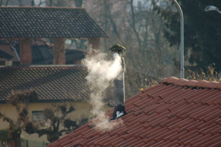 Iš kamino rūksta dūmai